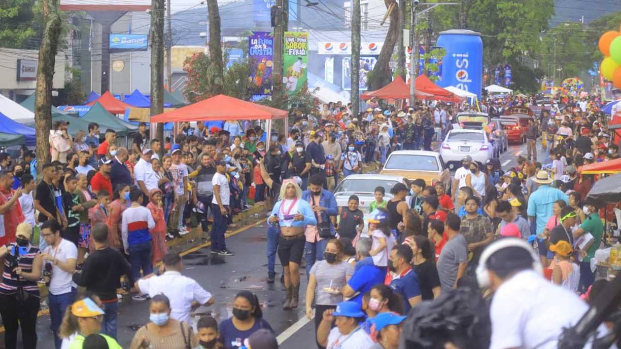 ¡Imparable! Lluvia sorprendió a sampedranos en el desfile de carrozas