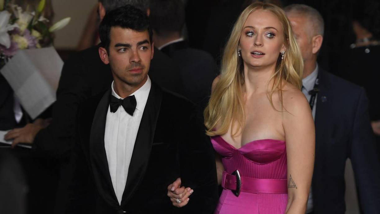 El componente de los Jonas Brother asegura que sus hijas están ahora mismo con Sophie en Nueva York y que él siempre ha estado de acuerdo con que crezcan entre Estados Unidos -donde nacieron-e Inglaterra. 