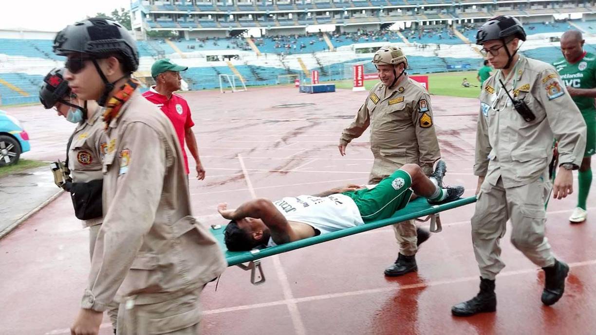 Iván ‘Chino’ López fue retirado en camilla tras salir lesionado en los primeros minutos del partido.