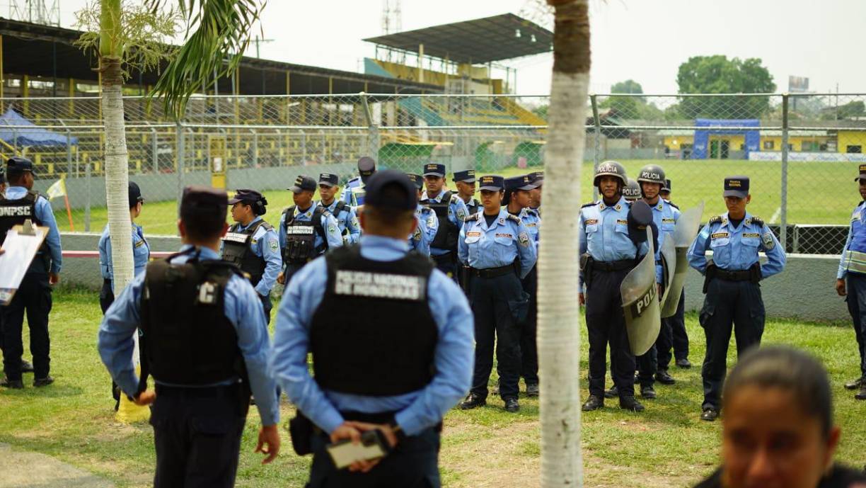 Asimismo, miembros de la Policía Nacional de Honduras llegaron temprano al Micheletti para poder tener seguridad en los alrededores y dentro del recinto.