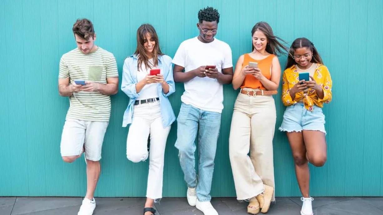 Millenials - Nacidos entre los años 1981 y 1996. Están adaptados a la tecnología en pleno desarrollo. Cerca del 27 % de la población mundial forma parte de esta también llamada Generación Y, una cantidad suficiente para que tengan mucha influencia tanto en el aspecto sociocultural como en el económico.