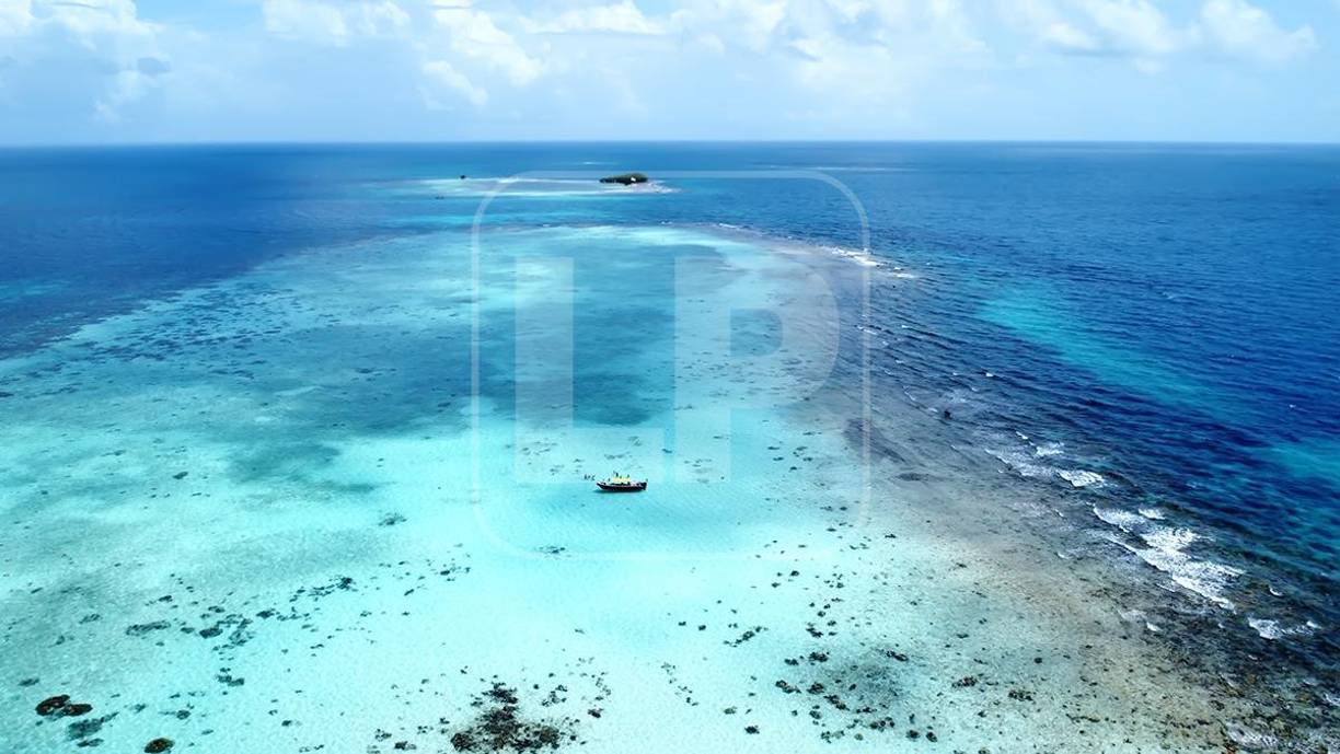Así de imponente luce la piscina natural de Lawrence Rock desde los 180 metros de altura que alcanzó el drone dirigido por Melvin Cubas. Al fondo se aprecia el Cayo Seal, uno de tres, con instalaciones exclusivas para turistas, especialmente, los que llegan desde Belice.