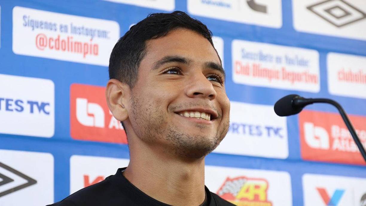 El volante Carlos Pineda fue otro futbolista seleccionado para hablar con los periodistas. Se mostró ilusionado por una nueva final.