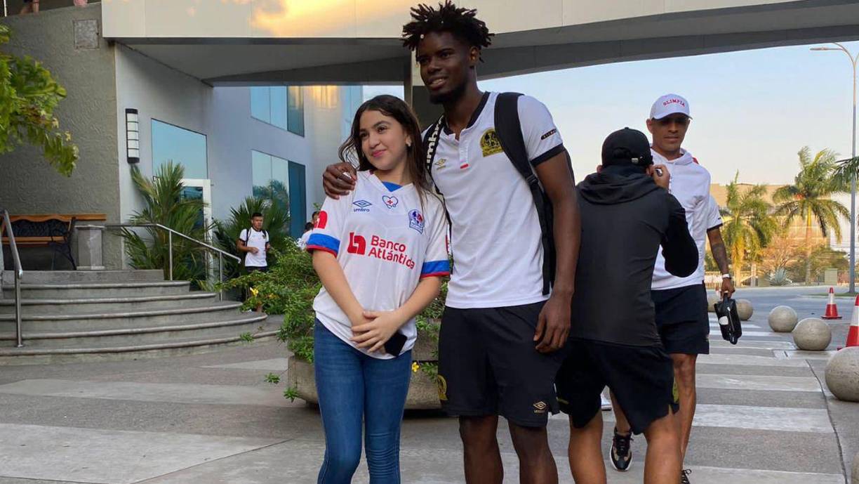 Las barras tienen prohibido el ingreso, pero eso no impidió que asistieran a las cercanías del hotel donde está concentrado el equipo de Pedro Troglio para mostrarle su apoyo al equipo.