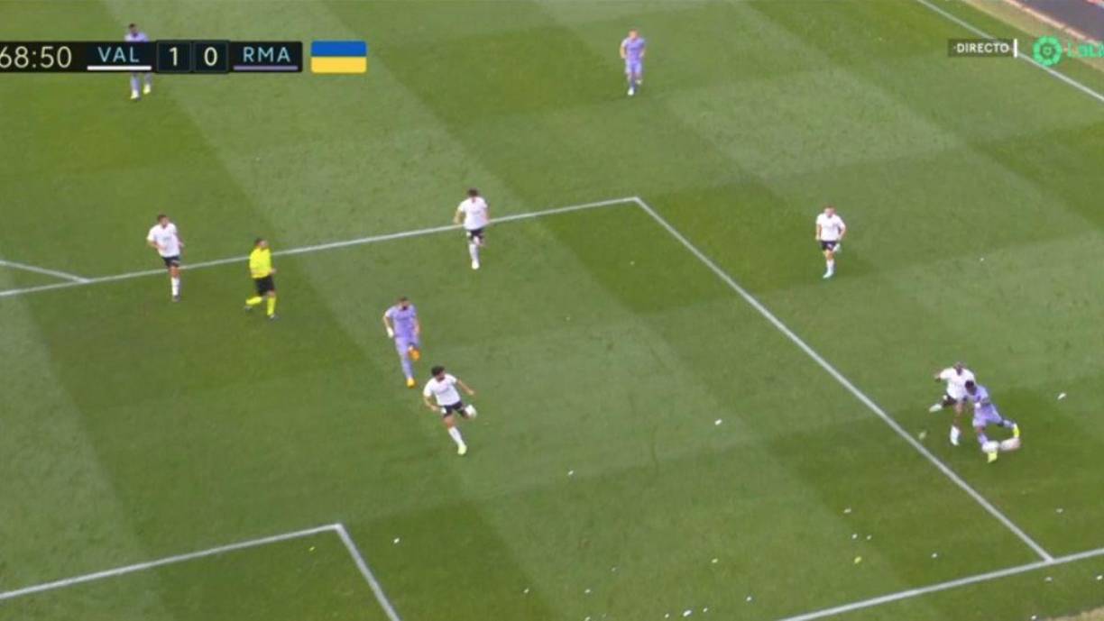 Había dos balones en el campo y el defensor Cömert del Valencia decidió tirar uno de ellos contra el que tenía controlado Vinicius para que la jugada se cancelara.