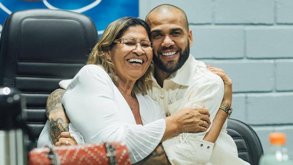La madre de Alves afirma que su hijo es inocente y que cayó en una trampa para que fuera encarcelado. El futbolista, por su parte, ha declarado que las relaciones con la chica fueron consentidas y que no fue un abuso.