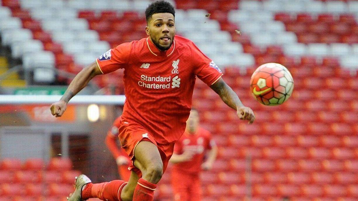 Jerome Sinclair, pasó de ser el jugador más joven en debutar con el Liverpool en toda su historia a vender pollo frito.