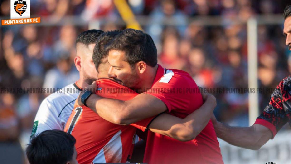 Después recibió un homenaje por parte del conjunto tico y también del Alajuelense, club donde también militó.