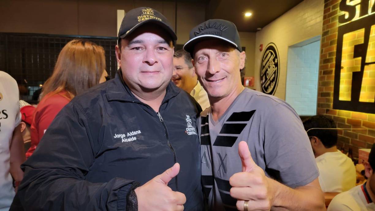 Jorge Aldana, Alcalde de Tegucigalpa, sorprendió al llegar a la fiesta del Olimpia y posó con el estratega Pedro Troglio.