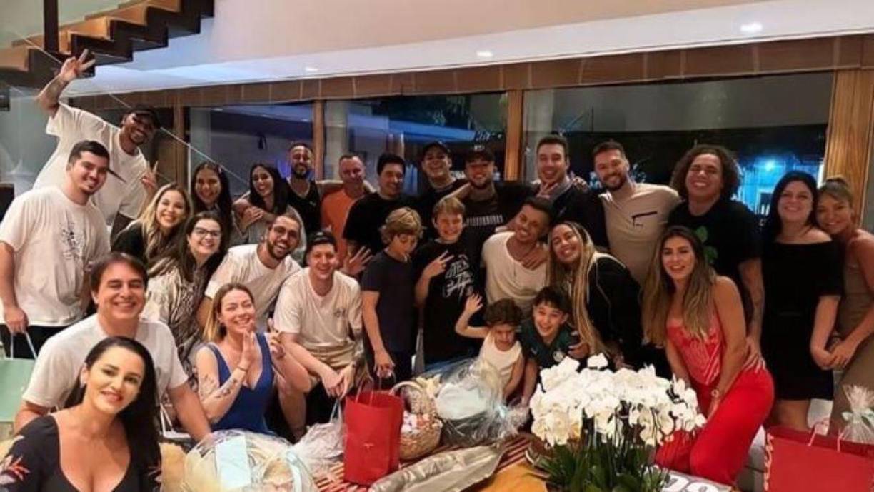  Fiel a su estilo, Neymar se convirtió en el anfitrión de un mega evento que reunió a poco más de 25 invitados que fueron llegando desde el viernes.