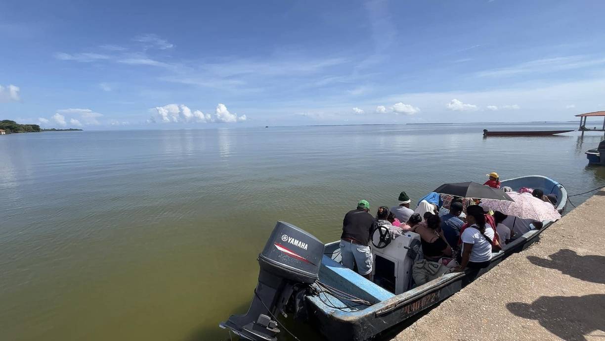 <b>#2 ¿Es verdad o mito que en La Mosquitia todos tienen o un pipante o una lancha o un bote?</b>Bien, no todos. Está la zona carretera y la zona costera. En la zona carretera sí existen carreteras para llegar hasta acá. Se dice que hay una carretera que va de Olancho a Wampusirpi, pero ahorita hay mucha invasión, gente que se ha adueñado de espacios biológicos, zonas de reserva, etcétera.