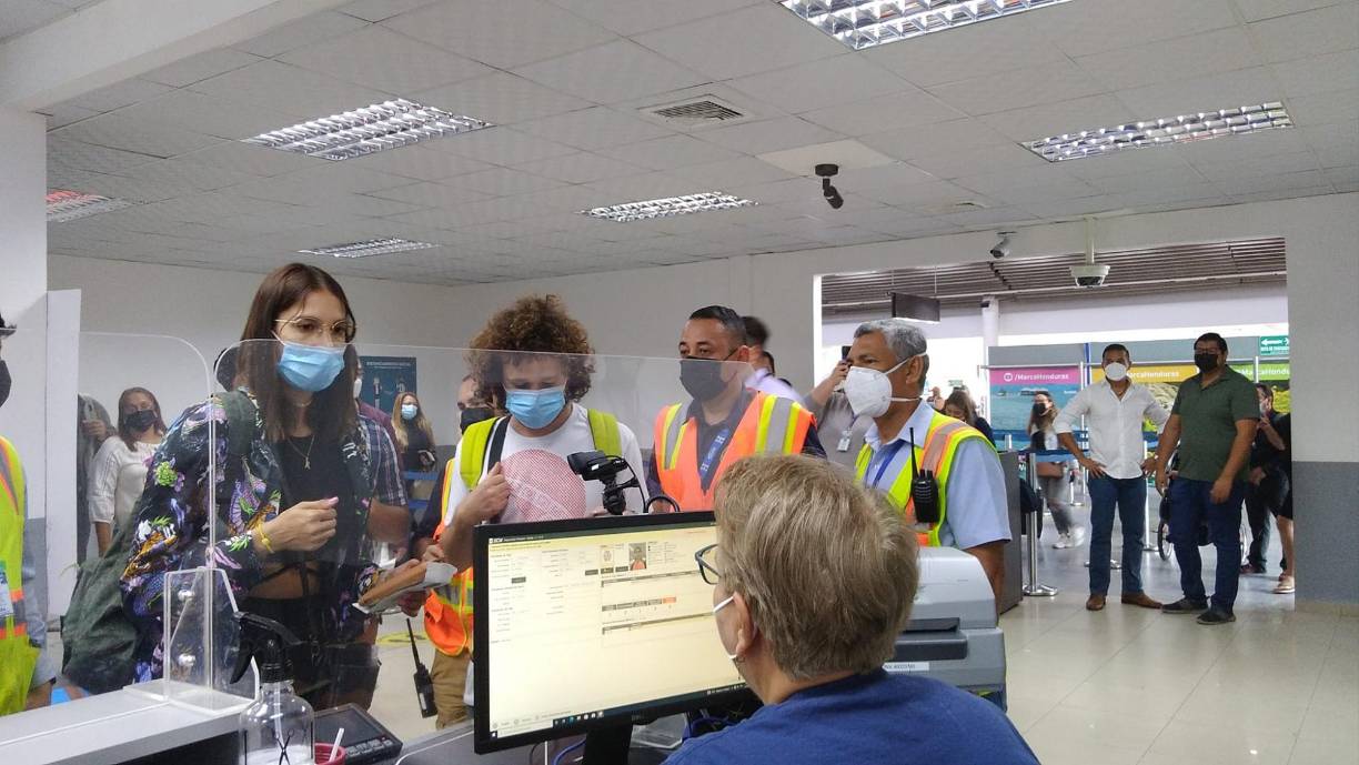 Luisito Comunica y Arianny Tenorio fueron captados este viernes en el Aeropuerto Internacional Ramón Villeda Morales.