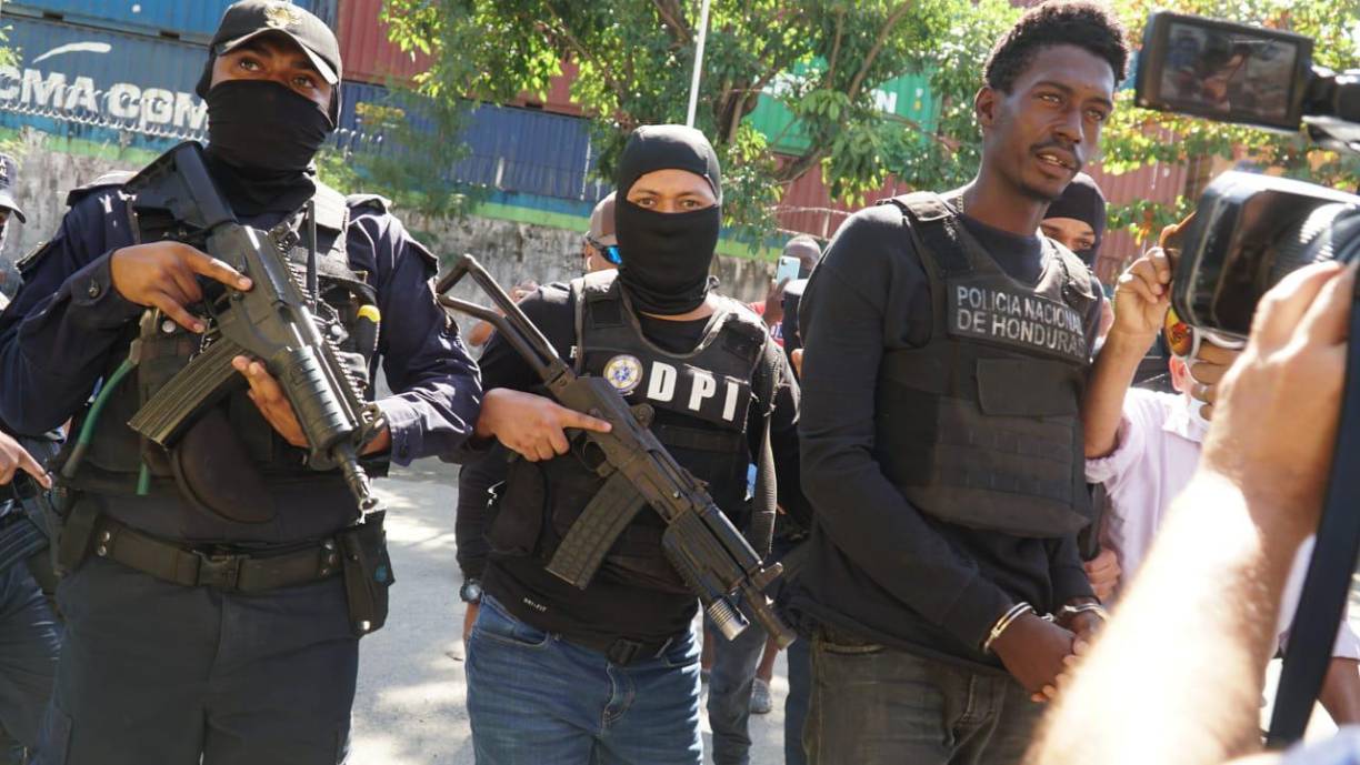 ”Esperamos que el Ministerio Público haga su trabajo y documente adecuadamente (el caso) con la carpeta investigativa de la DPI”, explicó la funcionaria. Villanueva espera que “no haya impunidad” en la muerte violenta de las tres mujeres garífunas y que Lambert, conocido con el alías de “Negrón” y supuesto “gatillero” de una estructura criminal, sea castigado. Las autoridades tienen “pruebas científicas” que apuntan que Lambert es el autor material del homicidio múltiple, señaló la viceministra de Seguridad, quien dijo además que el asesinato podría estar vinculado “a una conflictividad social y la criminalidad organizada”