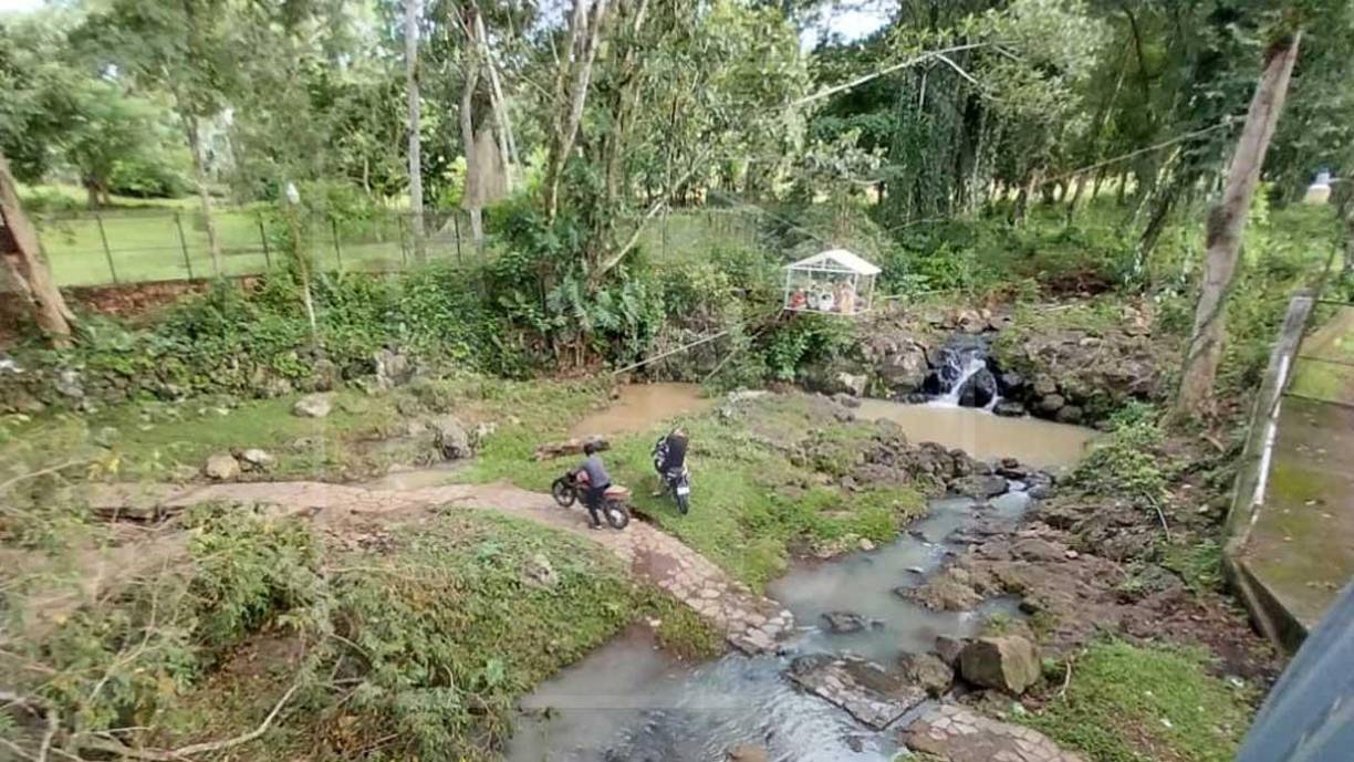 La Piojosa por lo general tiene agua fresca y cristalina. La noche anterior a nuestra visita había llovido y por eso se ve achocolatada. 
