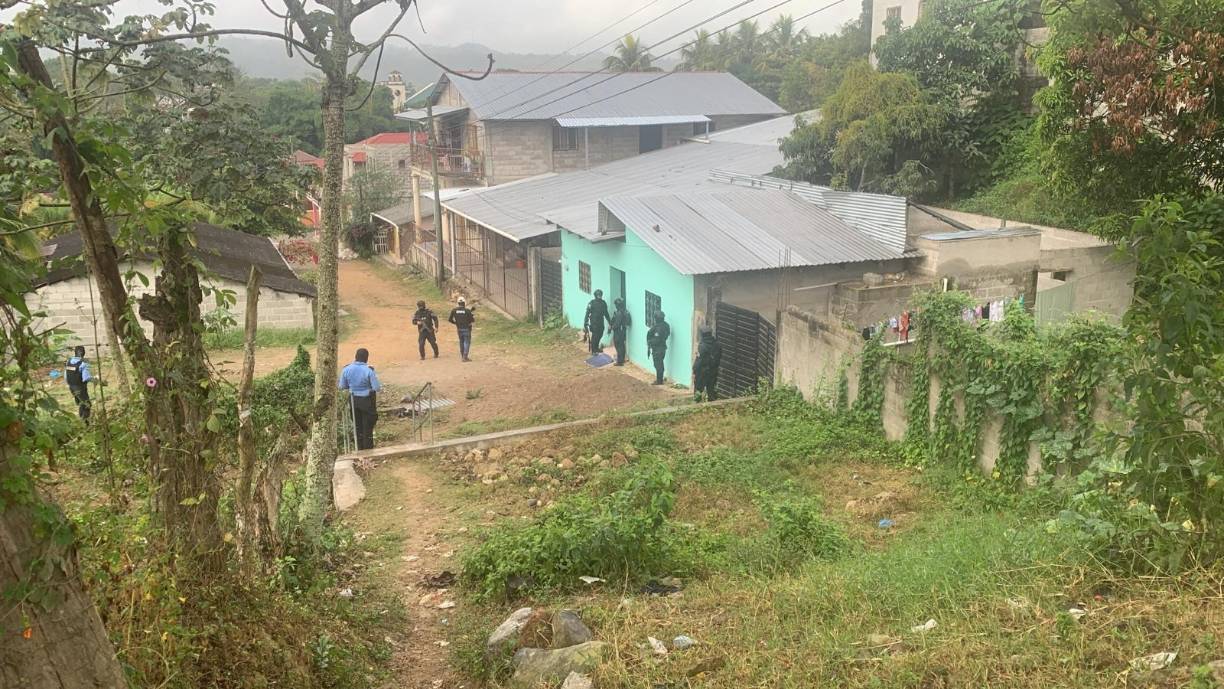 En tanto, los agentes lograron la detención de tres hombres y una mujer. 