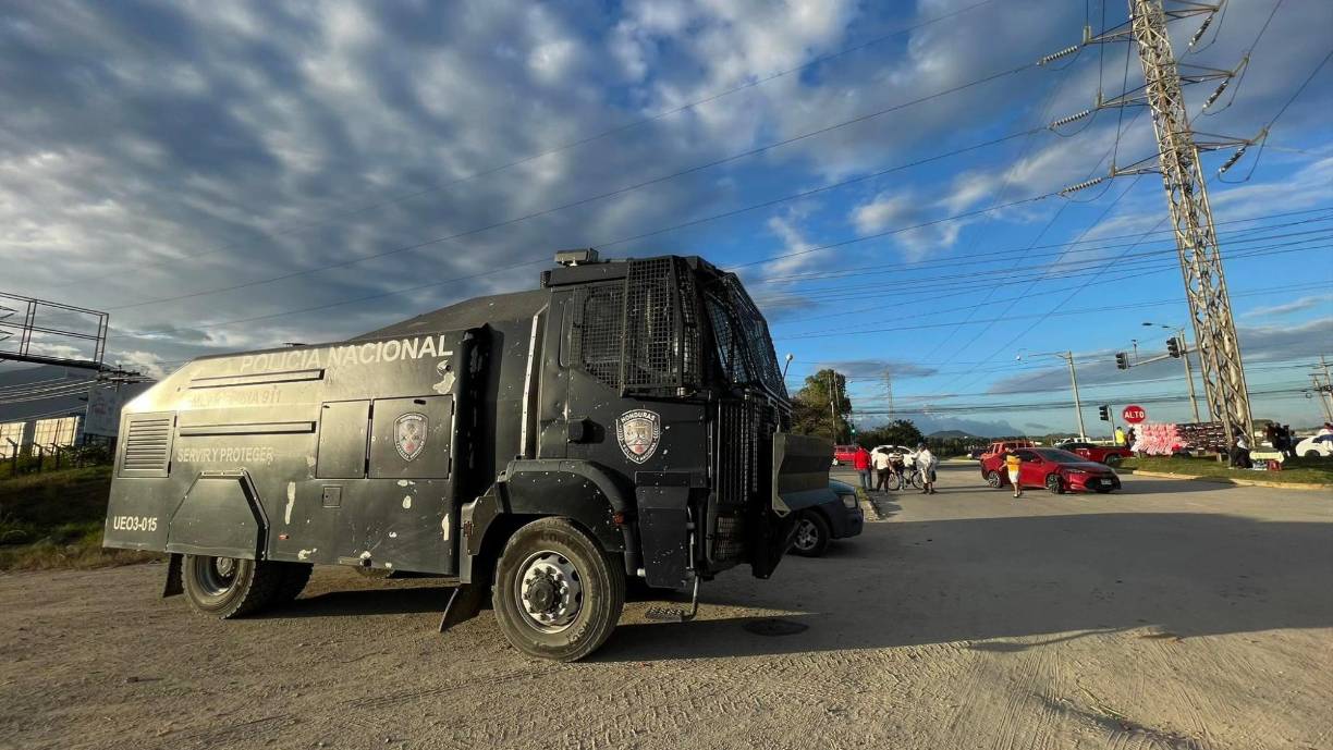 Una tanqueta de la Policía Nacional estuvo en las afueras del Estadio Olímpico Metropolitano de San Pedro Sula. 