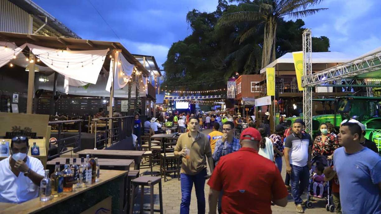 ¡Feria Juniana! Sampedranos se entretienen en el Campo Agas