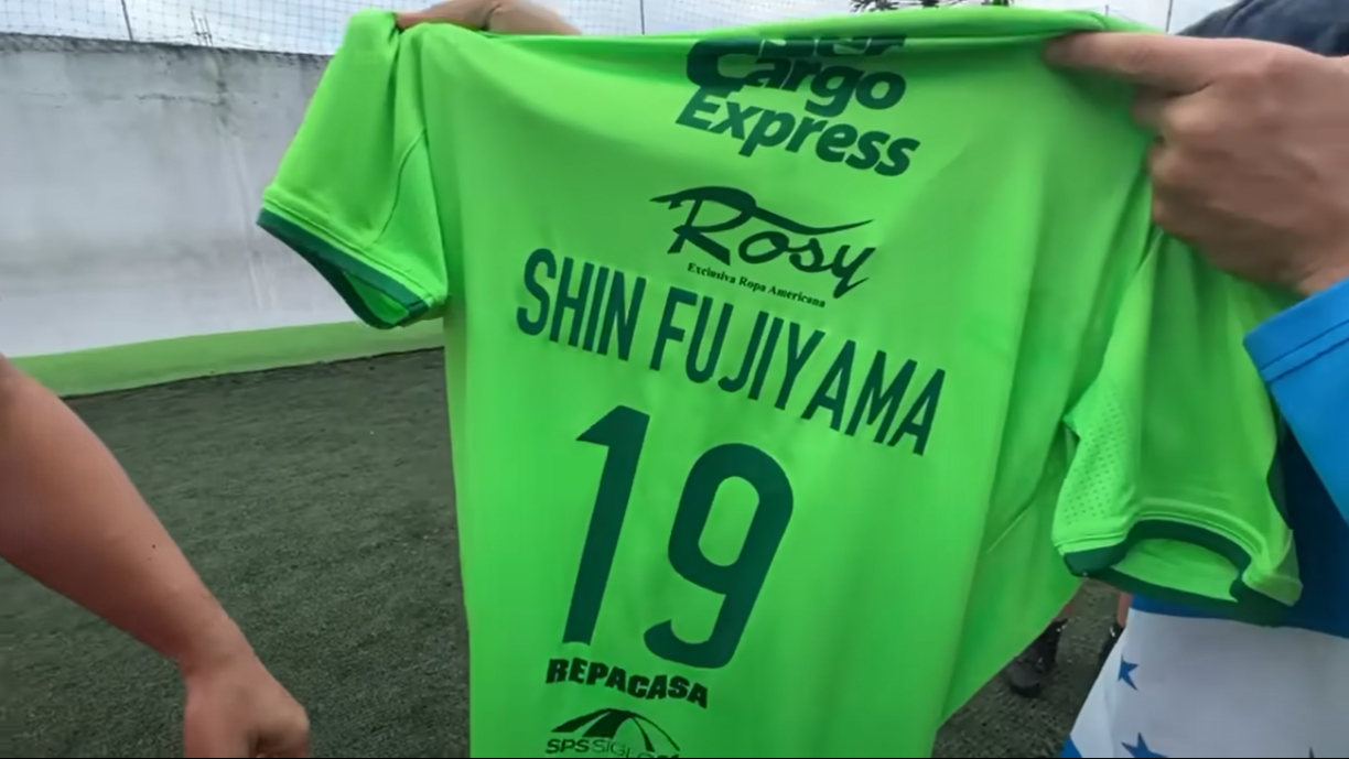 Asimismo, también le obsequió una playera del Maratón personalizada con el nombre de Shin Fujiyama.