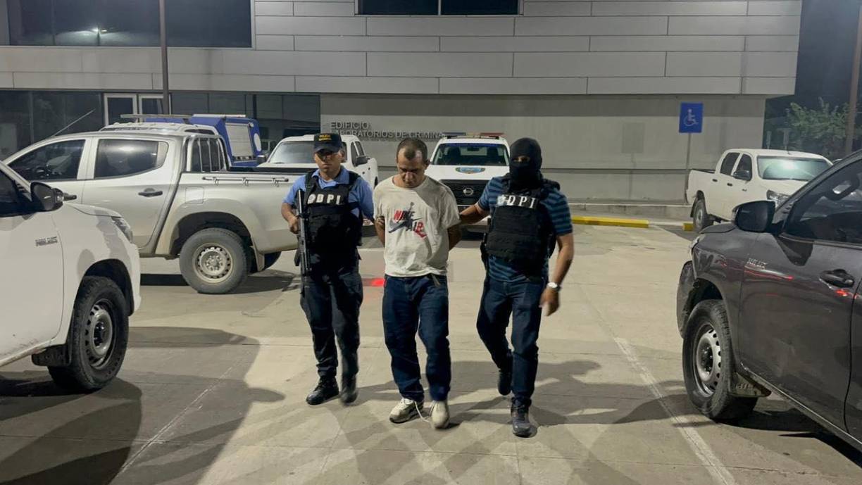 Geovany Alberto Agurcia Pan fue detenido mientras obligaba a una menor hacerle el sexo oral mientras la intimidaba con un arma de fuego, informó la Policía.