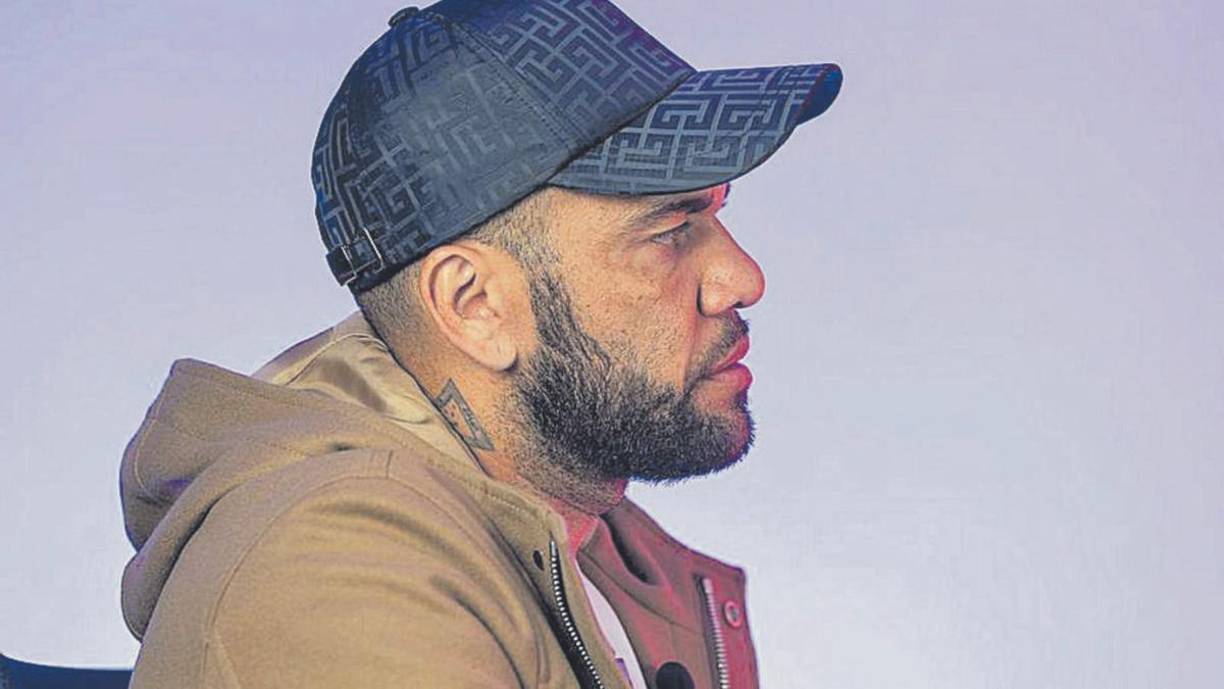 El jugador habló mucho sobre su casa en Sant Just Desvern, que compró hace ocho años, cuando pasó al Barcelona. De hecho, asegura que su idea era vivir buena parte de su tiempo en España, donde están domiciliadas sus dos empresas: la que gestiona sus derechos de marca y una segunda relacionada con el sector inmobiliario.