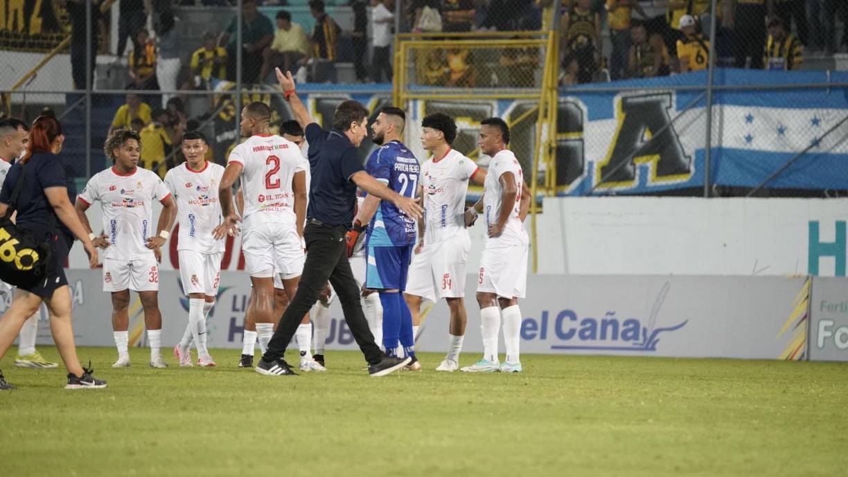 Héctor Vargas salió molesto al medio tiempo del duelo entre la máquina y aceiteros. Vargas reclamó y el réferi le terminó sacando tarjeta amarilla en el partido.