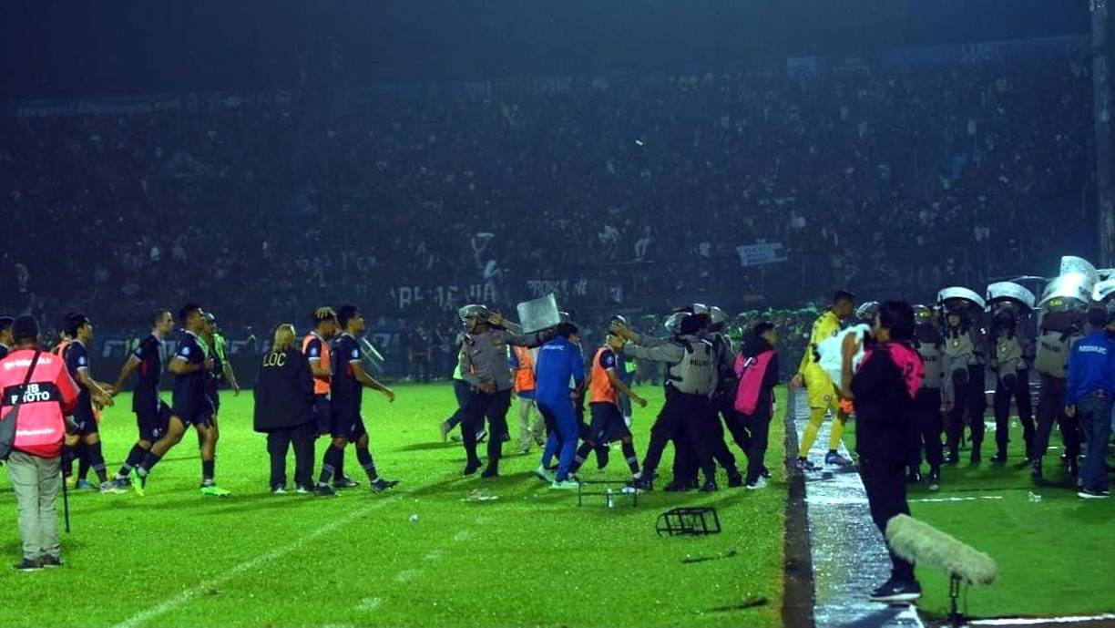 Cuando apenas iniciaba la invasión de campo, los futbolistas de ambos equipos, el grupo de árbitros y miembros del staff técnico huyeron hacia los vestidores antes de la trifulca masiva que según medios locales ha dejado 127 muertos y 180 heridos.