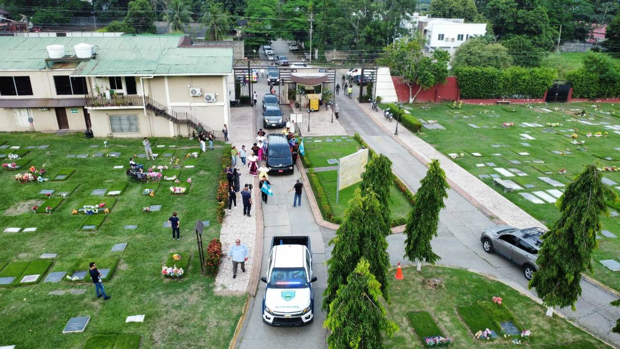 Luego de un espectacular homenaje que se realizó en Expocentro, la carroza fúnebre se trasladó hasta el cementerio Jardines del Recuerdo, para darle sepultura al intérprete de “Noche de Luna en La Ceiba”.
