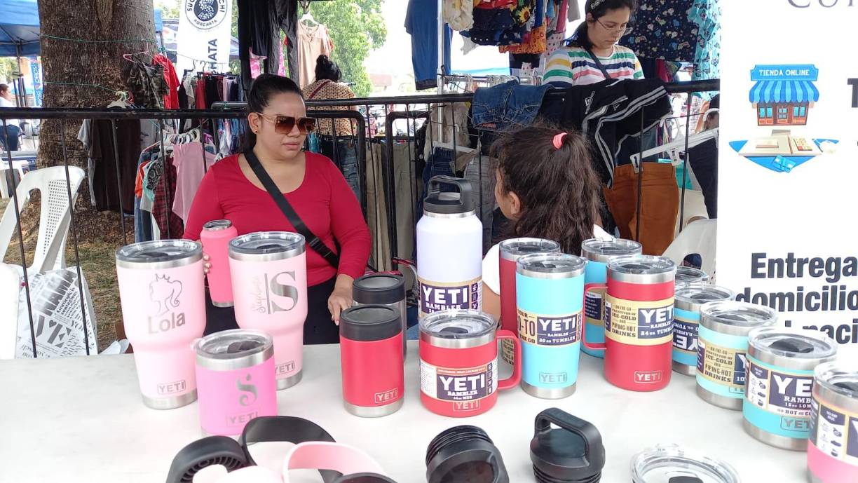 Estafany Pineda, ofrece vasos. Tiene tienda en línea cups for you hn