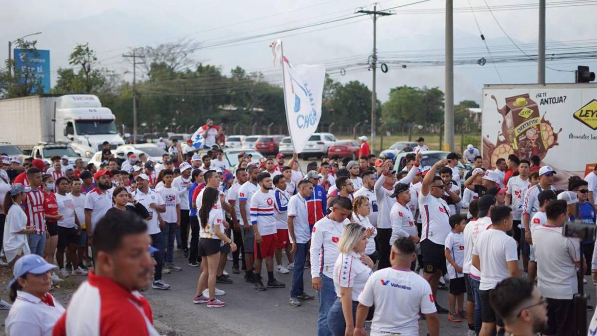 Llegaron en masas al coloso Metropolitano, en donde se esperan al menos 25 mil aficionados.
