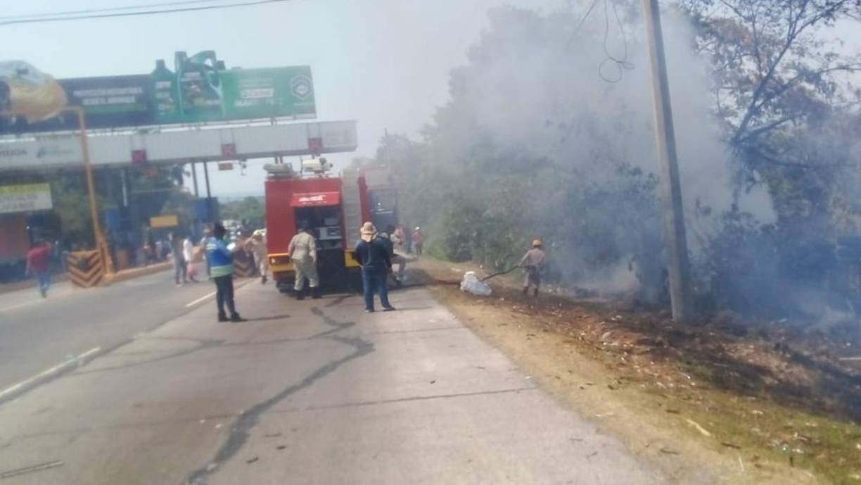 Fotos: Rastra sin frenos se “lleva” tres pick up en el peaje de Santa Cruz de Yojoa