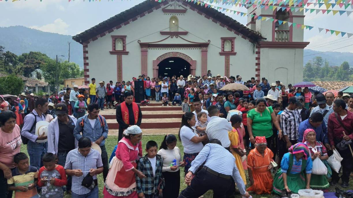 El Municipio de Santa Cruz se localiza en el departamento de Lempira en el Occidente de Honduras. Aproximadamente a unos 48 kilómetros de Gracias la cabecera departamental. Sus pobladores son lencas y muchos, sobre todo los que viven en las aldeas y caseríos visten atuendos con colores y telas lencas. Conservan tradiciones y costumbres que para muchos hondureños son prácticamente desconocidas.