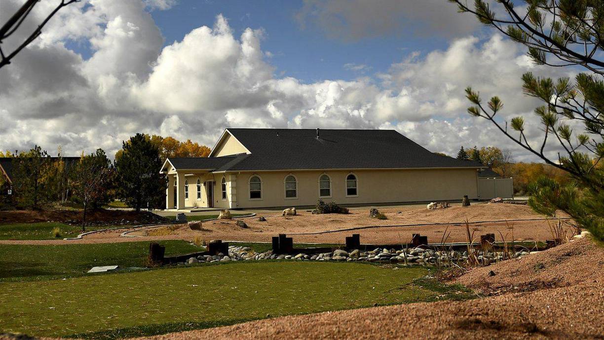 Hess y Koch operaban la Funeraria Sunset Mesa en la ciudad de Montrose. Fueron arrestadas en 2020 y acusados de seis cargos de fraude postal y tres cargos de transporte ilegal de materiales peligrosos.