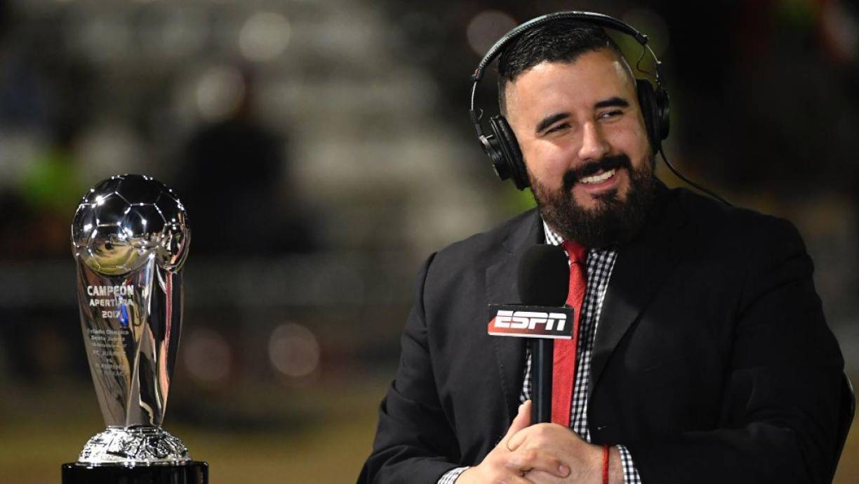 Uno de los periodistas deportivos más polémicos en la actualidad, es sin duda Álvaro Morales. Su estilo para debatir y argumentar puede gustar más o menos, pero lo que no se discute, es su creciente popularidad en la época reciente.