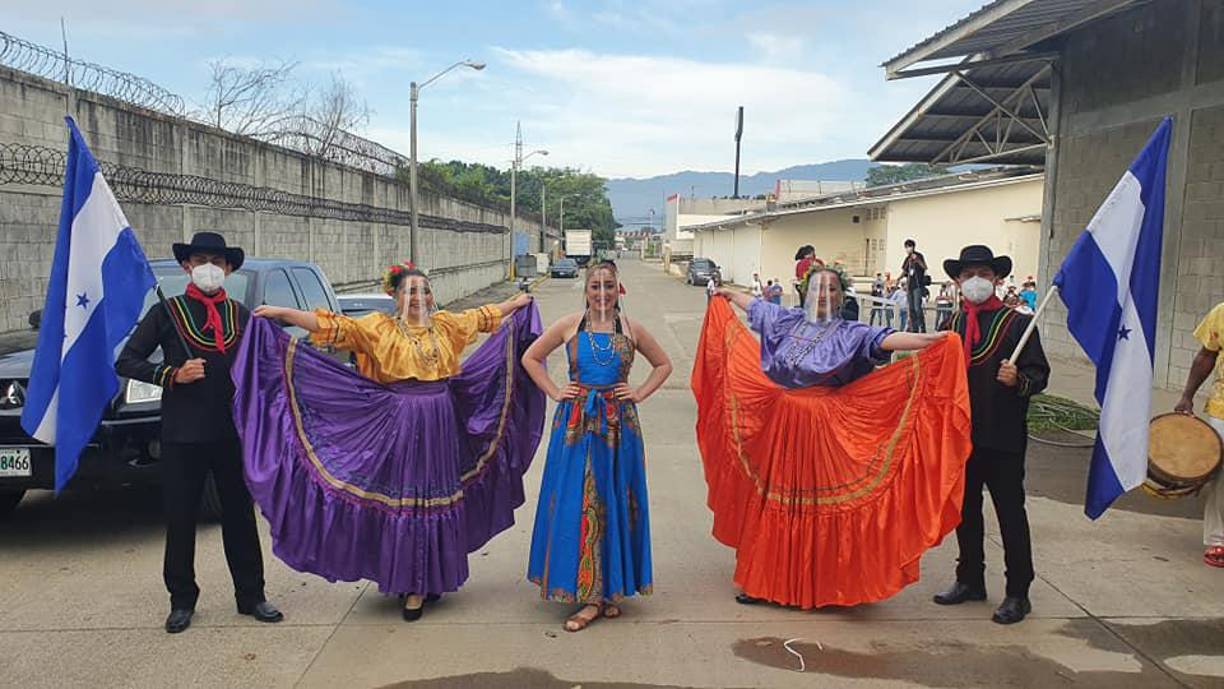 “No solo hacemos presentaciones, sino también nos enfocamos en las exigencias profesionales, ya que todos nuestros bailarines deben ser estudiantes y personas de bien a la sociedad, así fomentamos el crecimiento individual y obviamente una mejor sociedad hondureña”, indicó.