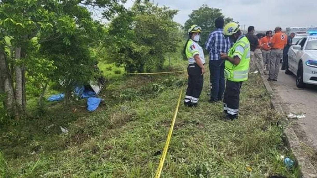 Aunque el accidente ocurrió el jueves, la dependencia reveló en un comunicado este viernes que al menos 23 personas iban en una camioneta tipo Urvan que sufrió un percance en la carretera Villahermosa-Coatzacoalcos, a la altura del ejido Pico de Oro.