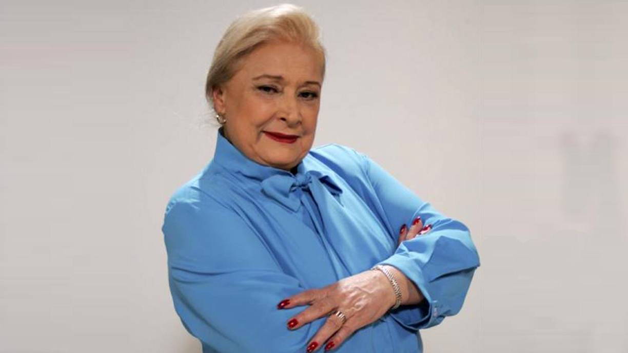 La actriz Dora Cadavid, conocida por dar vida al personaje de Inés en el programa Yo Soy Betty, la Fea, murió a los 84 años de causas no reveladas, de acuerdo con diversos medios. María Cecilia Botero, sobrina de la famosa, confirmó el deceso en algunas entrevistas.