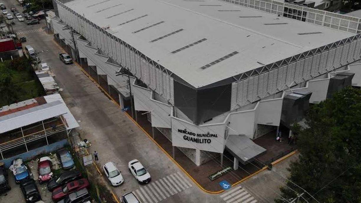 Añadió que en todo caso lo más que se podrá a hacer es darle dos locales a las personas que lo soliciten, porque en la administración anterior había personas que tenían hasta seis locales.