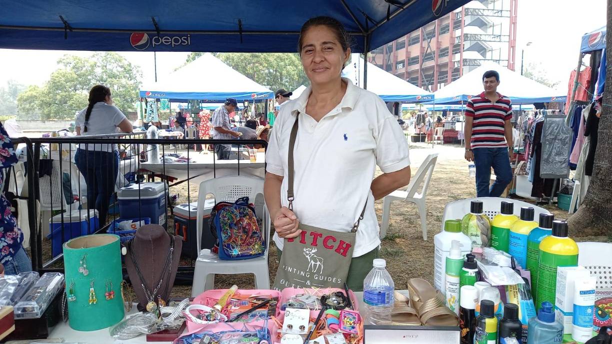 Cristela Lainez, vende zapatos, ropa y productos de higiene.