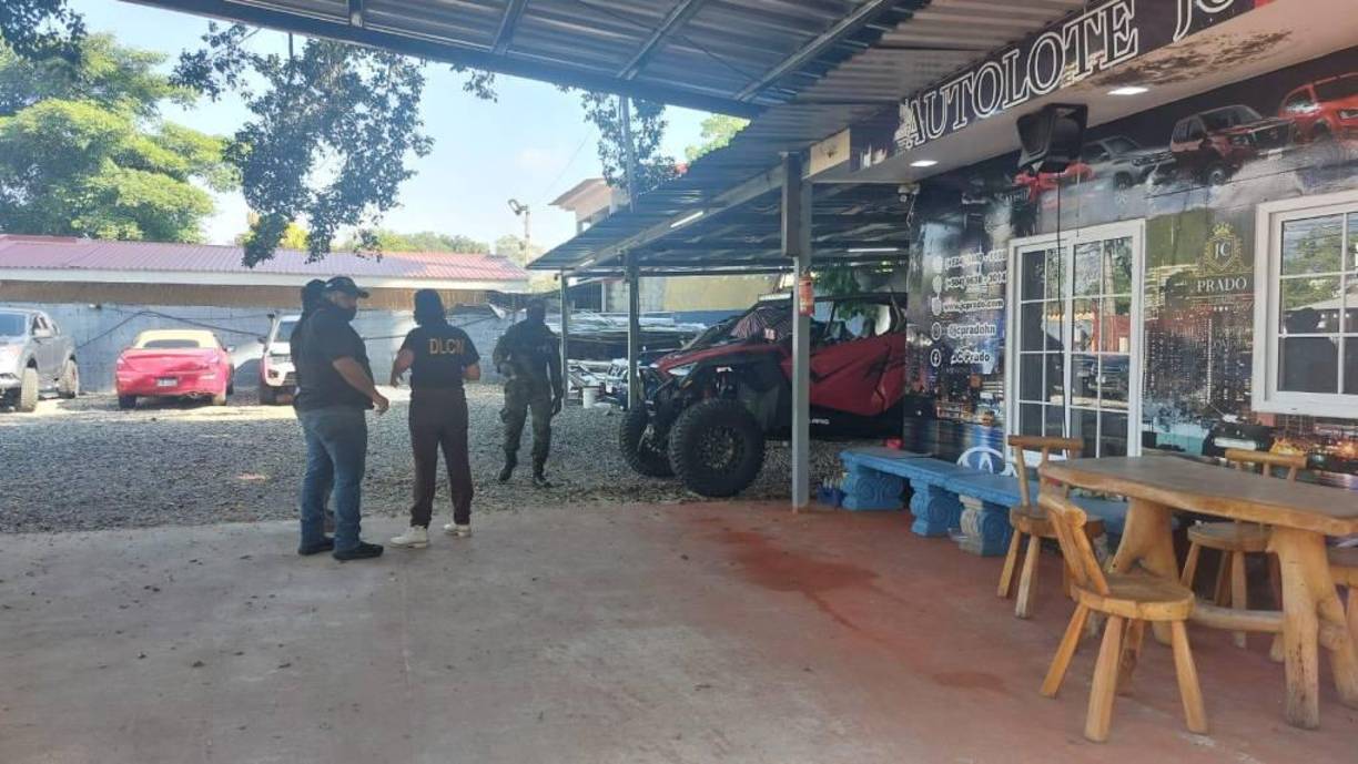 Durante la revisión del vehículo, las autoridades encontraron dos kilos de cocaína. Tras la captura, los investigadores aseguraron varios bienes relacionados con Flores Aguirre y su hija, los cuales ya habían sido identificados, y realizaron allanamientos el jueves.