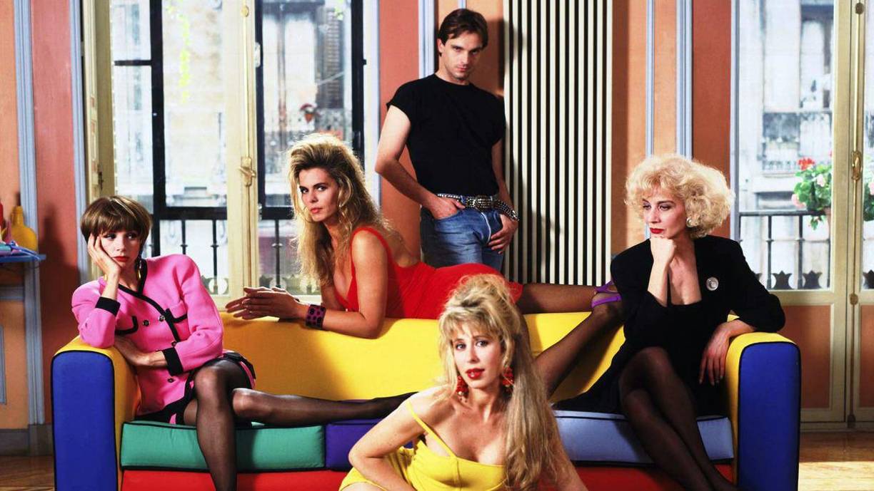 Tacones Lejanos (1991): En esta obra maestra de Pedro Almodóvar, Marisa Paredes brilla como Becky del Páramo, una cantante que se reencuentra con su hija tras años de separación. Su actuación es un despliegue de emociones complejas, capturando la esencia de una mujer atrapada entre el éxito y el remordimiento. Puedes verla en Netflix y Movistar Plus+.