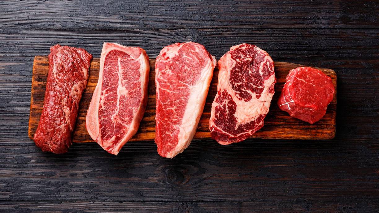 <b>2. Carnes rojas</b>: a pesar de ser una fuente de proteínas y hierro, el consumo excesivo de carne roja, especialmente las variedades grasas, se asocia con un mayor riesgo de enfermedades del corazón a causa de su alto contenido en grasas saturadas.