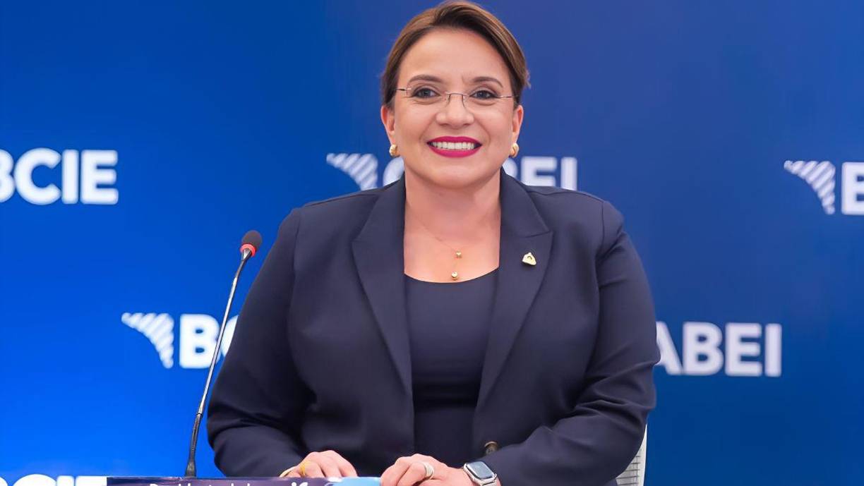 <b>Nació en Tegucigalpa, el 30 de septiembre de 1959. Realizó sus estudios primarios y secundarios en el Instituto San José del Carmen y en el Instituto María Auxiliadora de Tegucigalpa, respectivamente. Casada con el expresidente de la República de Honduras ( 2006 – 2009), José Manuel Zelaya Rosales, con quien tiene 4 hijos Zoe, Héctor Manuel, Hortensia Xiomara y José Manuel.</b>