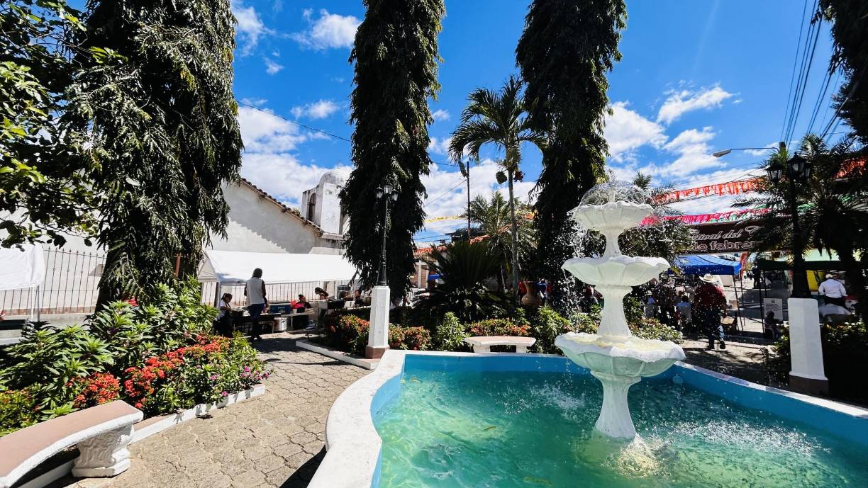 El alcalde de Santa Fe, Ricardo Rosa, destacó el esfuerzo conjunto del comité organizador, que gestionó una variedad de actividades para enriquecer la feria. 