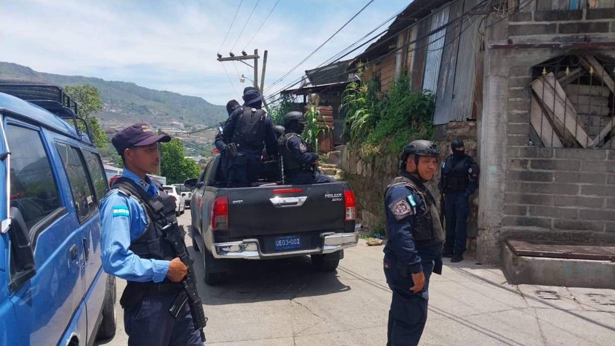 Miembros de las Fuerzas Especiales (DNFE) también están acompañando a la Policía en la zona donde se registró el tiroteo. 