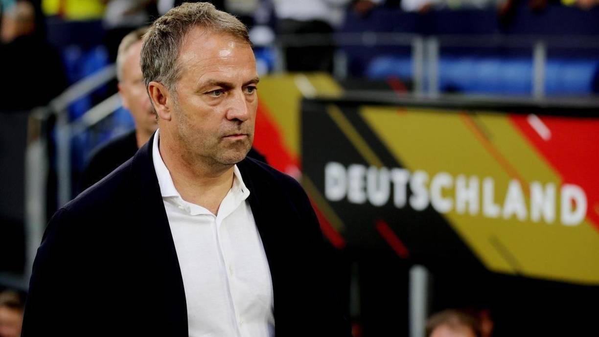 Tras su etapa en el Bayern, Hansi Flick asumió las riendas de la Selección de Alemania en sustitución de Joaquin Low. Pese a las buenas sensaciones que dejó con el combinado, los malos resultados en el Mundial de Qatar, y no logró pasar a octavos de final, finiquitaron su estancia en la selección.