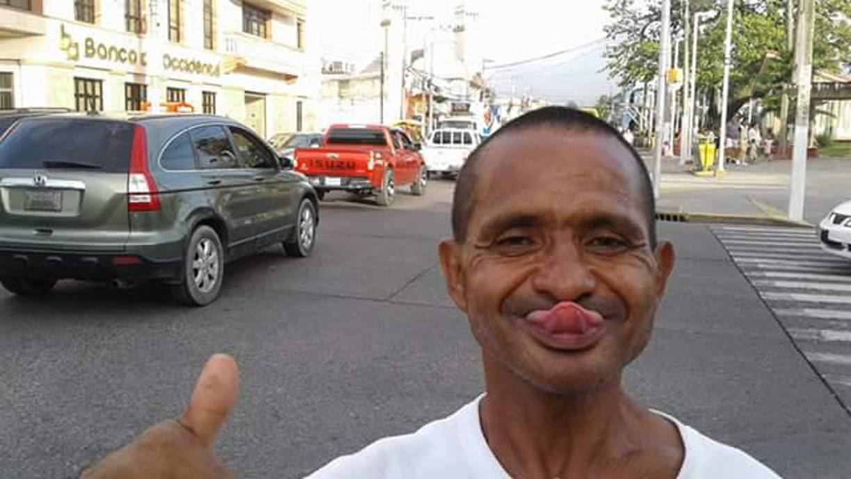 El Bary, un indigente que se ganó el cariño de los ceibeños, siempre andaba con una flor para dárselas a las mujeres con respeto. 
