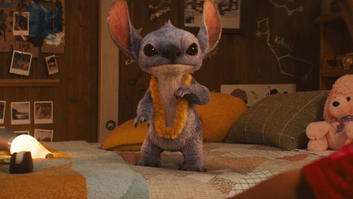 La película incluía la pegadiza canción de Disney “Hawaiian Roller Coaster Ride” y presentó al público el concepto de ohana, que significa familia, y como Stitch inculca a todos: Familia significa que nadie se queda atrás ni se olvida.
