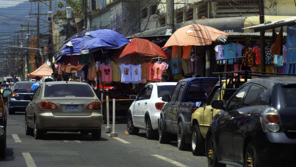 Al realizar un recorrido por el centro, la realidad es solo una: desorden, caos y aceras desaparecidas.