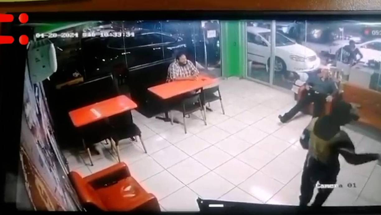 En el video se ve que una vez adentro encañonan a los clientes que andaban buscando como comprar un vehículo.