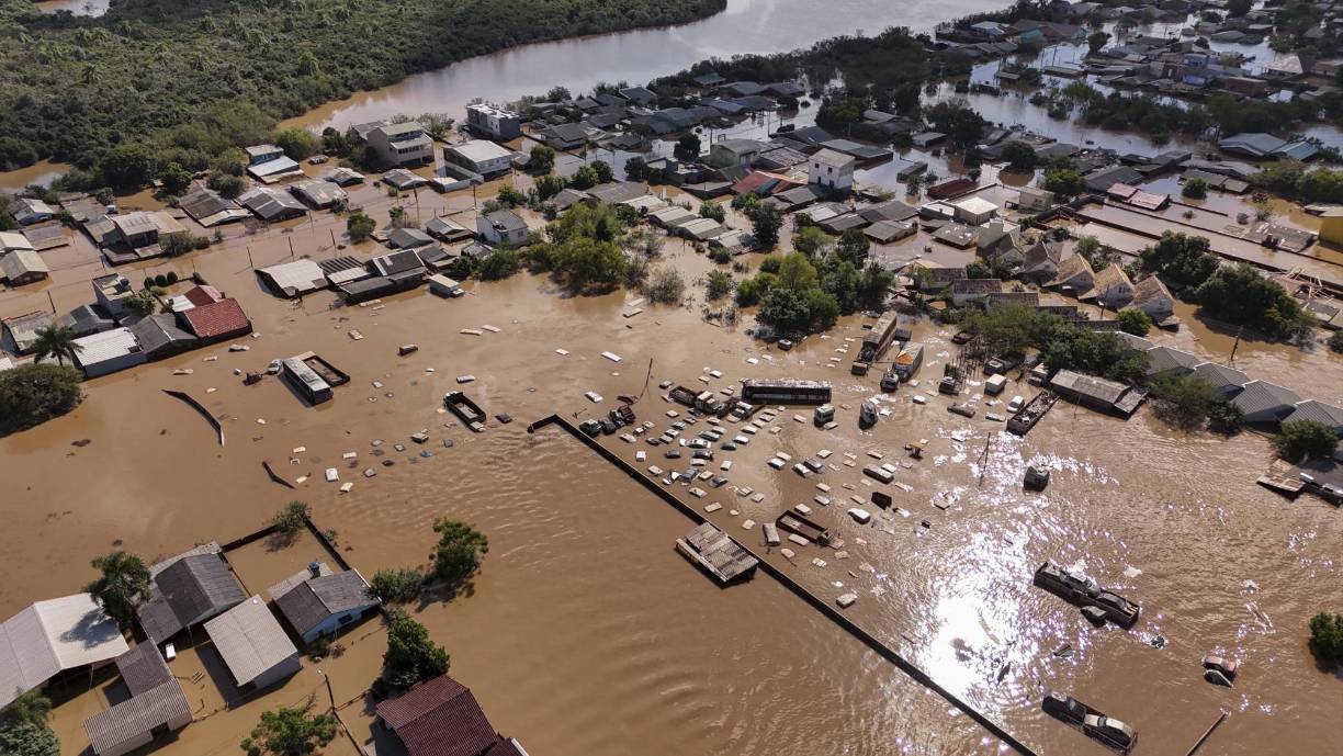 El centro histórico de Porto Alegre, capital regional del estado de Rio Grande do Sul, está inundado desde hace once días tras la crecida del río Guaíba y se cree que la vuelta a la normalidad podría demorarse semanas, mientras que otras poblaciones brasileñas corren el riesgo de pasar por lo mismo pese a tomar medidas como el refuerzo de diques o la instalación de bombas de agua en los canales para drenar el exceso hídrico.